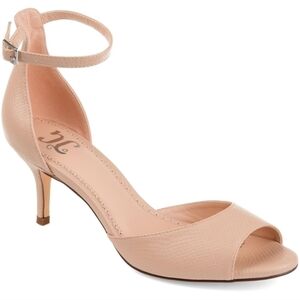 NWOT Journee Collection Nude Narelle Pump Buckle Enclosure Kitten Heels